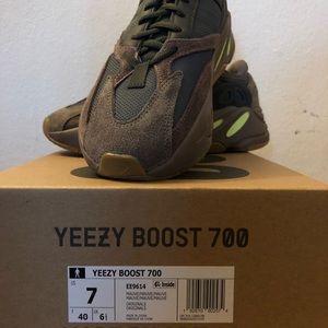 Adidas Yeezy Boost 700